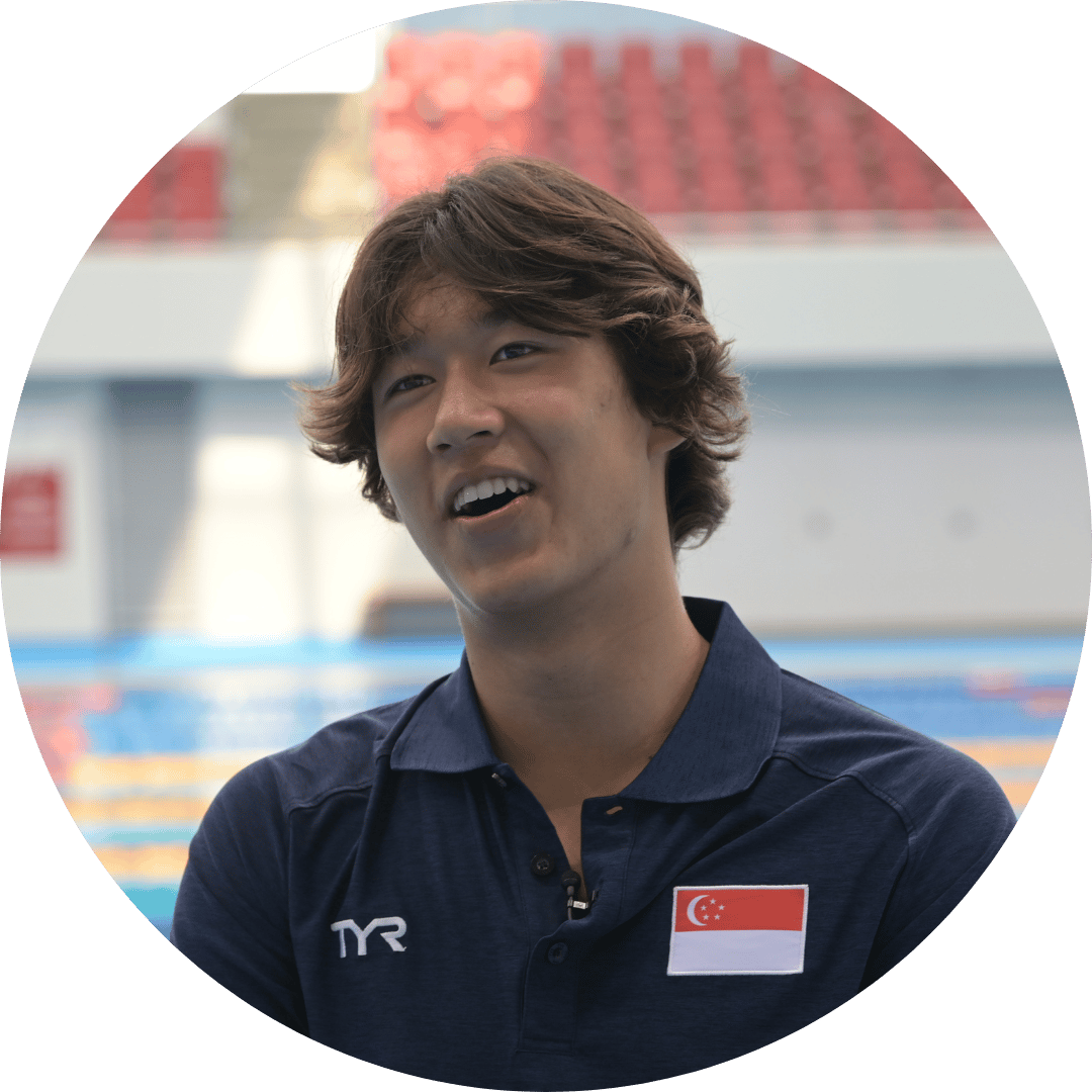 Facial expression, Polo shirt, Chin, Smile, Sleeve, Standing, Gesture, Collar