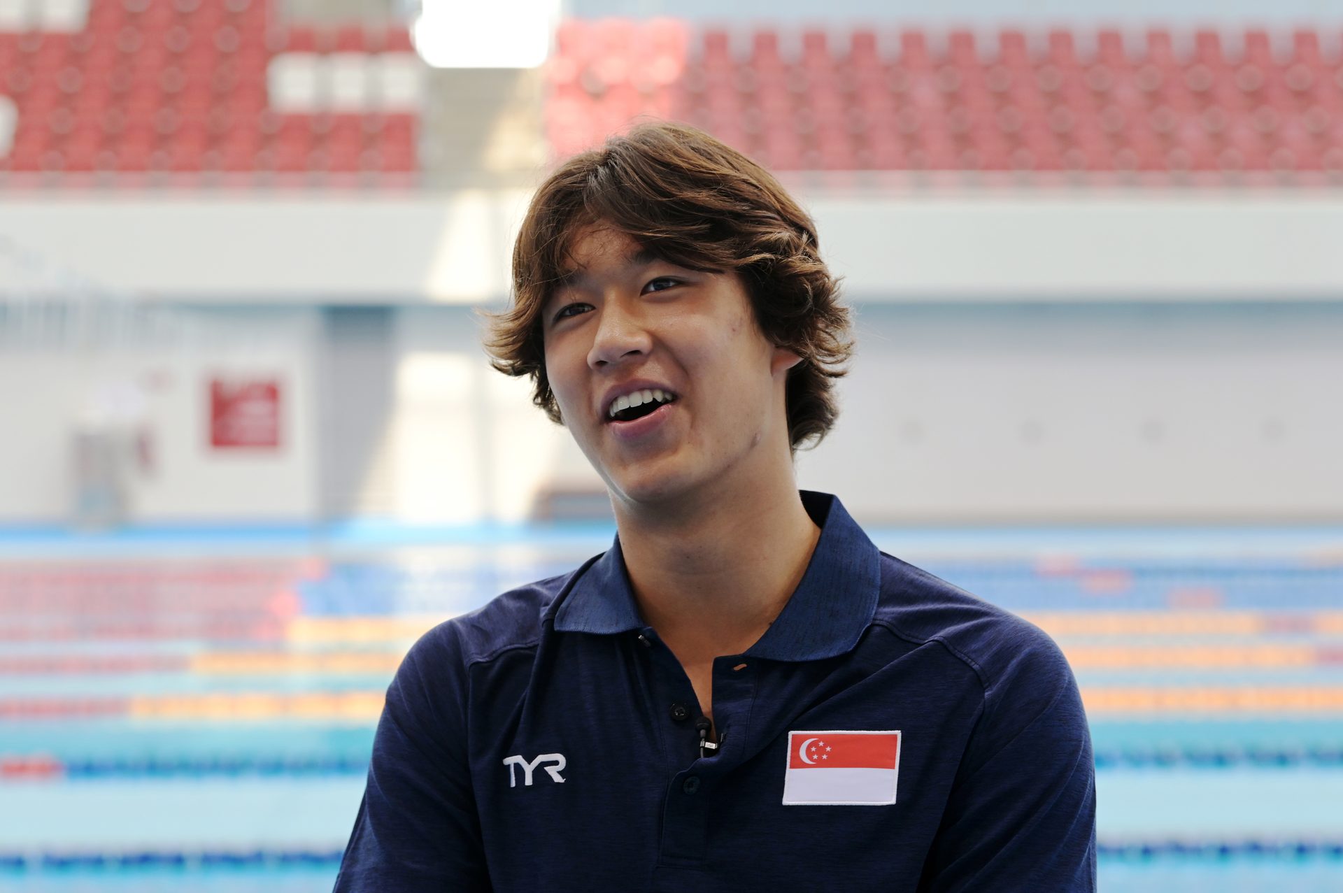 Polo shirt, Sports jersey, Product, Sleeve, Gesture, Collar, Smile